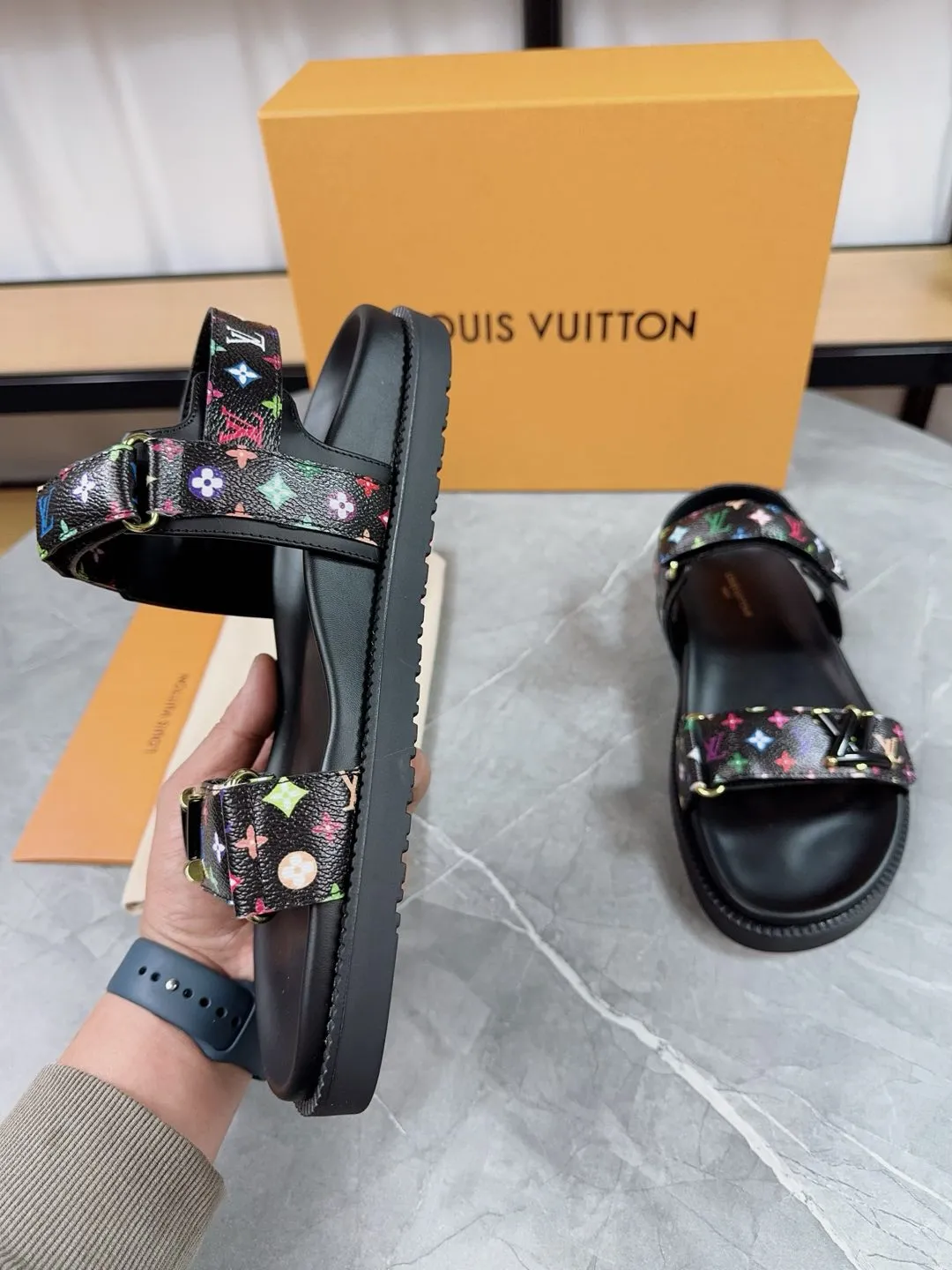 👟👟Ex-factory price 460👟👟 🌈LV | Louis Vuitton 🧡💚2025 spring and summer new style top version‼ ️The original version is the same. The counter focuses on the latest new beach shoes. Hard goods are new🆕 ❥Purchase level! Full of high-end feel! A popular model among bloggers at home and abroad, it’s retro and fashionable and looks amazing on your feet! Mainly recommended model on the official website★ ━━━━━ ЅᏇєєt ━━━━━ ▪️Upper: original customized leather ▪️Inner lining: cow lining ▪️Outsole: rubber PU combination high-end outsole ▪️Shoe size: 35-45 (35-45 customized